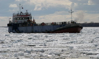 С 16 апреля ледоколы Росморпорта начали спуск льда в акватории морского порта Архангельск